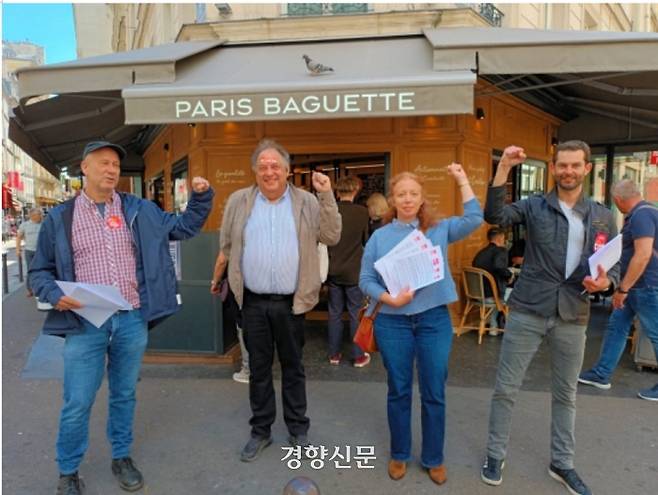 프랑스노총 유통서비스연맹, 파리지역본부 등 소속 조합원이 지난 6월7일(현지시각) 파리바게뜨 파리2호점 앞에서 SPC 부당노동행위 규탄 항의행동을 진행하고 있다. 왼쪽 두 번째가 실뱅 골드슈타인 CGT 국제국 아시아책임자. 전국화학섬유식품산업노동조합 제공