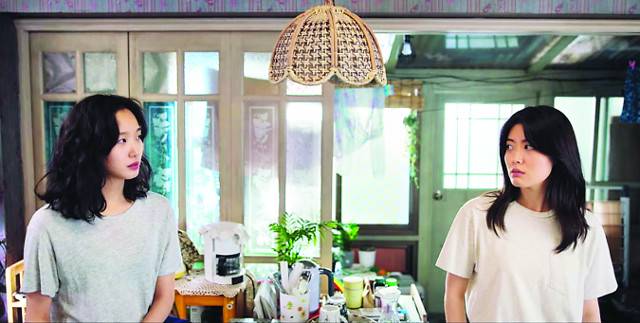 tvN 드라마 ‘작은 아씨들’에서 김고은(왼쪽)과 남지현이 서로 노려보고 있다. 이 드라마는 탄탄한 스토리와 치밀한 감정 묘사, 뛰어난 미장센으로 시청률이 상승하고 있다. tvN 제공