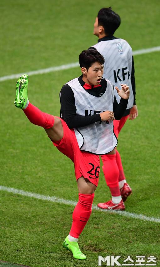 이강인이 카메룬과 2022 국제축구연맹 카타르월드컵 대비 마지막 풀전력 평가전 시작에 앞서 몸을 풀고 있다. 사진(서울 상암)=김재현 기자