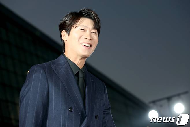 배우 진선규가 29일 오후 경기도 고양시 일산 킨텍스에서 열린 ‘2022 APAN STAR AWARDS’에서 레드카펫을 밟고 있다. ⓒ News1 권현진 기자