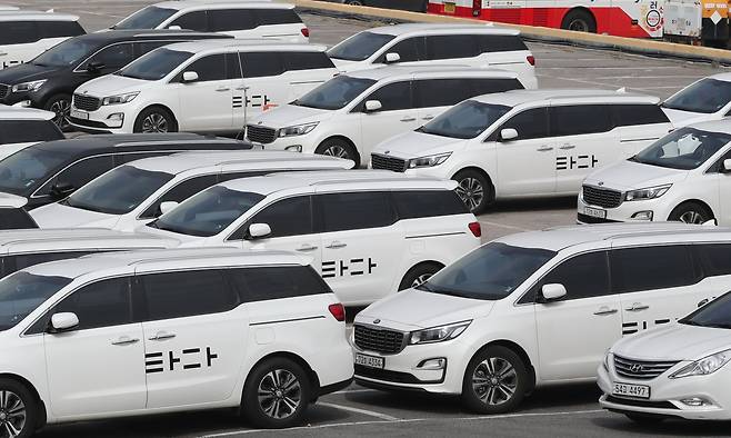 2020년 3월 '타다금지법'이 통과된 직후 서울 서초구의 한 차고지에 타다 차량이 주차된 모습. /뉴스1