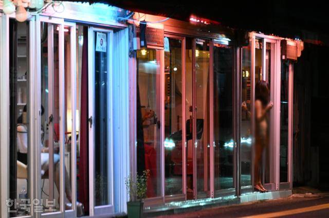 15일 서울 영등포구 타임스퀘어 인근 성매매 집결지의 한 업소에서 여성이 손님을 기다리고 있다. 서재훈 기자