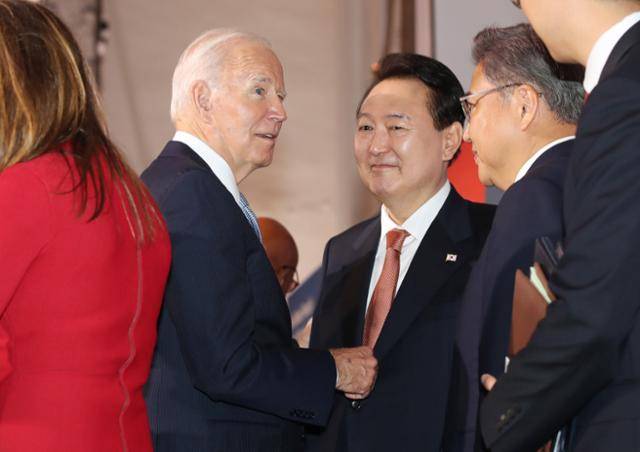 윤석열 대통령과 조 바이든 미국 대통령이 21일(현지시간) 미국 뉴욕 한 빌딩에서 열린 글로벌펀드 제7차 재정공약회의를 마친 뒤 대화를 나누고 있는 모습. 뉴욕=연합뉴스