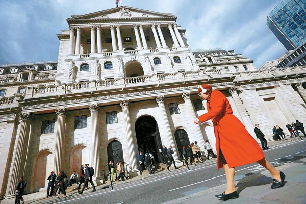 영국중앙은행인 영란은행(BOE)이 국채 매입을 통해 시장 안정에 나선 28일(현지시간) 한 여성이 런던의 BOE 앞을 지나가고 있다. [로이터 = 연합뉴스]