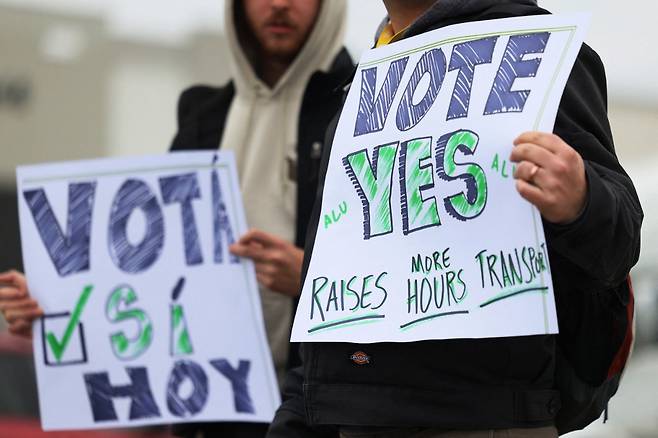 지난 4월 25일(현지시간) 미국 뉴욕에서 열린 아마존 노동조합 설립 시위에  참가한 한 노동자가 '노조 설립 투표 찬성'을 독려하는 표지판을 들고 있다. /AFPBBNews=뉴스1