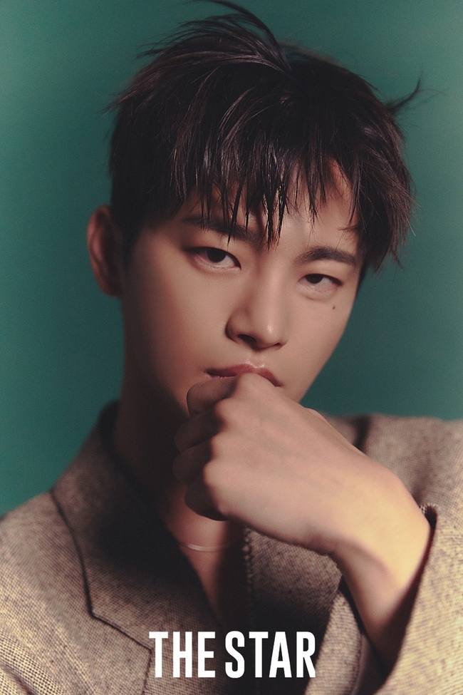 Seo In-guk has emanated a sexy charisma.The agency Story Jay Company released several cover photos and picture cuts of October issue of The Star, a fashion entertainment magazine with Actor and singer Seo In-guk on September 29th.In the open photo, Seo In-guk is showing off the autumn atmosphere with various clothes such as knit, blue jacket, coat, etc. that fit the seasonal feeling.Seo In-guk stares at the camera with his distinctive chic, deadly eyes.In another photo, Seo In-guk poses naturally in all black costume.Especially, according to the concept of the picture, his appearance moving freely every cut is the back door that attracted the admiration of the field staff.