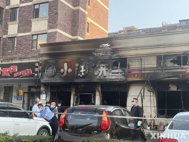 [창춘=신화/뉴시스] 중국 동북부 지린성 창춘에 소재한 음식점에서 28일 화재가 발생해 17명이 숨지고 3명이 부상하는 참사를 빚었다. 2022.09.29