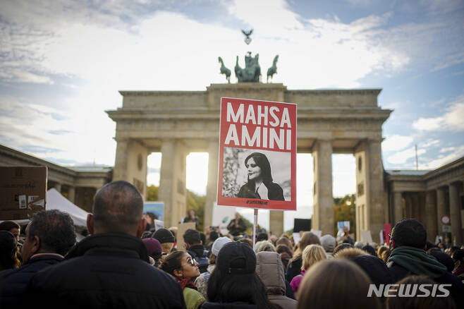 [베를린=AP/뉴시스] 28일(현지시간) 독일 베를린에서 이란 여성 마흐사 아미니(22)의 죽음에 항의하는 시위가 열리고 있다. 아미니는 지난 13일 이란 테헤란에서 히잡을 쓰지 않았다는 이유로 경찰에 체포됐다가 16일 돌연 숨져 논란이 일고 있다. 2022.09.29.