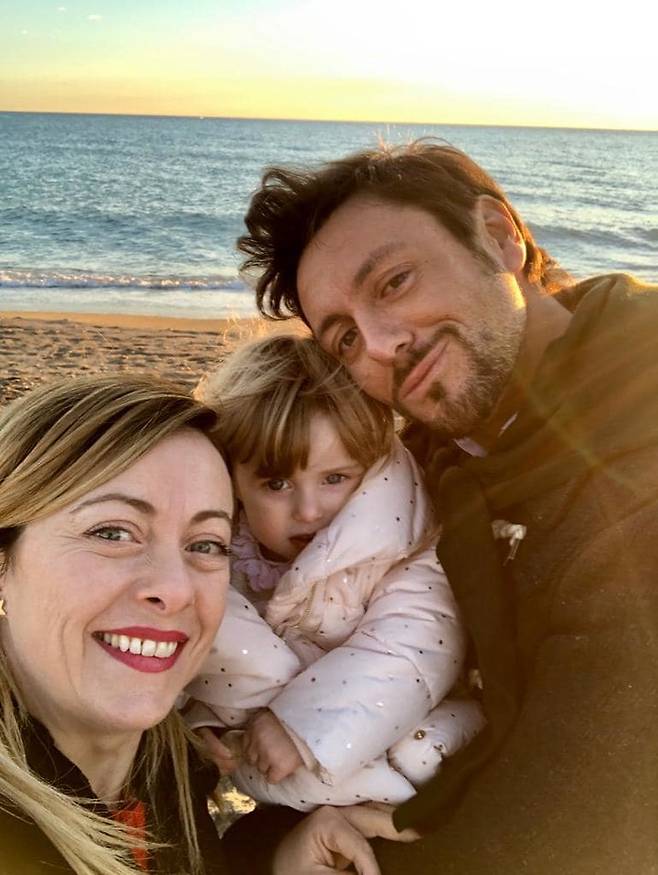 [서울=뉴시스] 이탈리아형제당의 조르자 멜로니가 사실혼 관계에 있는 안드레아 잠브루노와 6살난 딸과 함께 해변에서 기념사진을 찍고 있다. (사진출처: 페이스북 캡처) 2022.09.29. *재판매 및 DB 금지