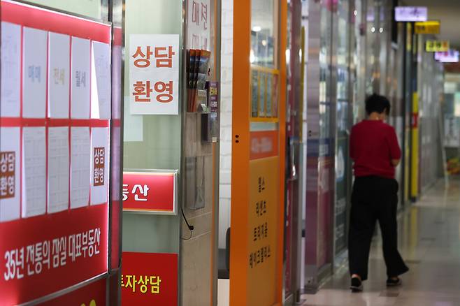 3분기 수도권의 집값이 전국에서 가장 크게 하락한 것으로 조사된 28일 서울의 부동산 앞에 매물이 붙어 있다. 연합뉴스