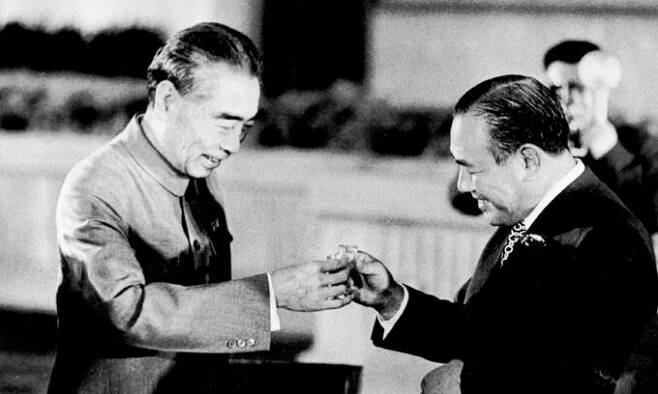 1972년 9월 28일 베이징의 인민대회당에서 열린 연회에서 저우언라이 당시 중국 총리와 다나카 가쿠에이 당시 일본 총리가 건배하고 있다. AP연합뉴스