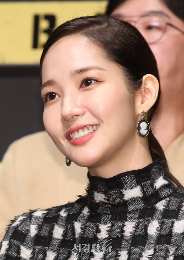 Actor Park Min-young has said he broke up in two days amid a romance rumor with hermits financial power.In addition, Actor Jung Woo-sung and Lee Jung-jaes agency Artist Company, which were suspected of investing in Kangmos company, said, There is no relationship.On the 29th, HOOK ENTERTAINMENT, a subsidiary company, said, I have separated from my current romance rumor opponent.It is never true that Park Min-young received financial provision from his opponent. Park Min-young is now the top priority to finish shooting the drama Monthly gold-fired soil which is currently being broadcast.I will do my best to prevent the disruption of the broadcast. He said, I will be more careful about the actions of myself, my family and all those involved, and I will continue to work with responsibility as an actor in the future. The previous day, one media reported that Park Min-young is in love with Kang, who is suspected of being a hidden major shareholder of a domestic virtual asset exchange.According to this, Park Min-young and Kang are dating in Wonju, Gangwon Province and Cheongdam-dong, Seoul, and are recognized by their parents.In addition, Park Min-young added that Kang was also behind the recent transfer to HOOK ENTERTAINMENT.In addition, Kang raised suspicions about the source of 23 billion won in funds surrounding Kangs past fraud and virtual asset exchange.Kang carries four business cards, but the surface representative is his brother, he said. He did his cell phone Vic-Fezensac, and his younger brother did accessories Vic-Fezensac, but I wonder how he made 23 billion won in acquisition funds overnight.The incident added to the fact that Park Min-youngs sister, Park, was listed as an outside director in Vaiozen, one of the companies suspected of being owned by Kang in April.In response, the agency said, I have expressed my intention to resign from outside director to Vaiozen.Park Min-youngs romance rumor gave birth to another afterstorm.The artist company said in an official position that Actors had simply invested in a company called Vident in October 2017 at the recommendation of Kim Jae-wook, who was the CEO at the time, said Artist Company Co-director Lee Jung-jae and Jung Woo-sung, co-directors of Artist Company. I received it, and I did not know that I was involved in the blockchain business.2018We have nothing to do with the entire amount of the investment, he said.As for why Kim Jae-wook left the company, he said, 2018After acquiring Acom Studio (not to mention the Artist Company) without consulting its headquarters on July 27, it sold 15% of its stake in the Artist Company to Acom Studio and unilaterally notified its headquarters. This led Kim Jae-wook to leave the Artist Company, and later changed Acom Studios mission to Bucket Studio.The company is not related to the company other than having a stake in the head office. 