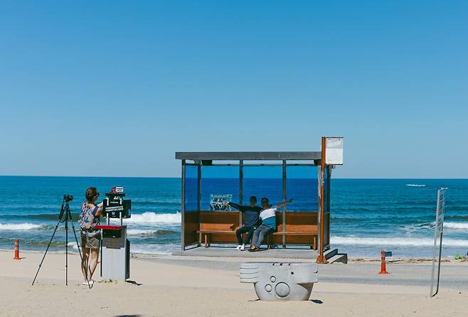 주문진해변과 어우러진 BTS 버스정류장. 남녀노소 가리지 않고 찾는 포토 스폿이다