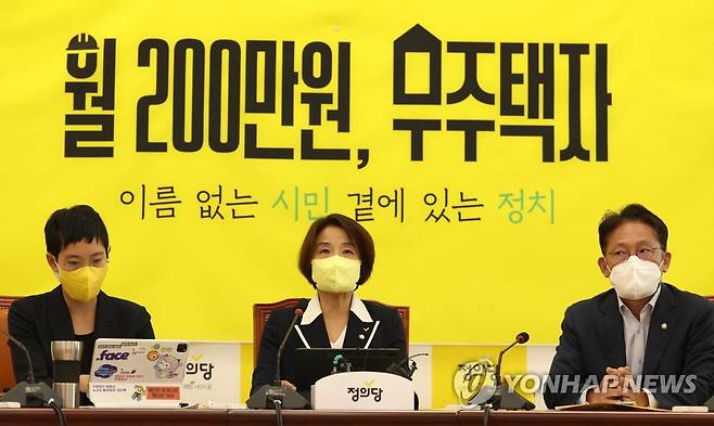 발언하는 이은주 비대위원장 (서울=연합뉴스) 백승렬 기자 = 정의당 이은주 비상대책위원장이 27일 국회에서 열린 의원총회에서 발언하고 있다. 2022.9.27 srbaek@yna.co.kr