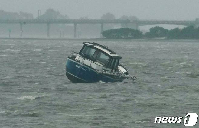 28일 (현지시간) 허리케인 '이언'이 상륙한 플로리다주 더니든 해안에서 보트가 거센 파도에 위태롭게 흔들리고 있다. ⓒ AFP=뉴스1 ⓒ News1 우동명 기자