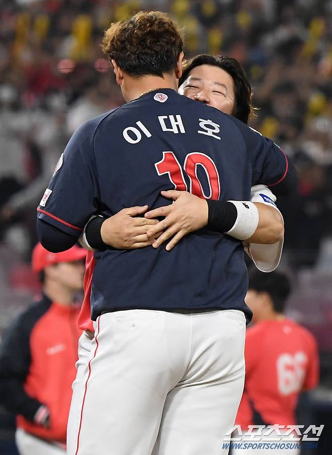 경기 후에 찾아온 최형우와도 뜨거운 포옹