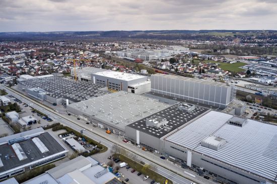 BMW 독일 딩골핑 공장. BMW가 유럽 내 가동중인 공장 가운데 가장 크다. 본사가 있는 뮌헨 공장의 경우 도심에 있어 확장이 어려워 가까운 외곽지역에 있는 공장을 인수, 지금에 이르렀다. 180만㎡ 규모에 1만7000여명이 일한다. 4~8시리즈 등 큰 차와 전기차 iX 등을 만든다. 올 연말 국내 출시될 신형 7시리즈 생산지도 이곳이다.＜사진제공:BMW코리아＞