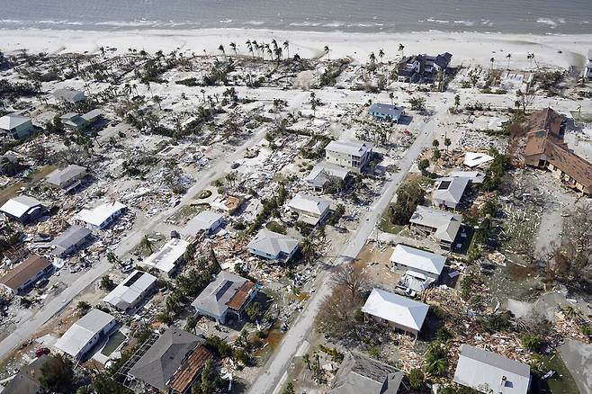 허리케인 ‘이언’이 휩쓸고 지나간 미국 플로리다 포트마이어스 주택가 모습. AP/연합뉴스