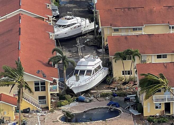 미국 플로리다 포트마이어스 주택가 사이에 배들이 서 있다.로이터/연합뉴스