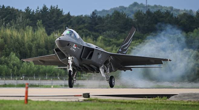 KF-21 보라매는 6대의 시제기가 4년여간 2000여회에 달하는 비행시험 등을 수행하고 2026년 체계 개발이 종료된다.