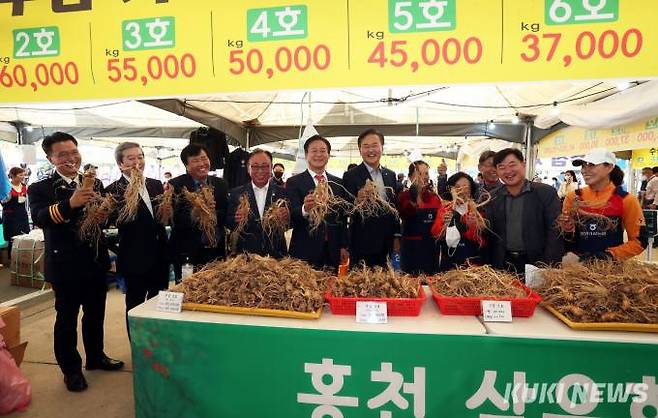 2022 강원 홍천 인삼·한우 명품축제가 30일 도시산림공원 토리숲에서 3년 만에 대면으로 개최됐다. (홍천군 제공)