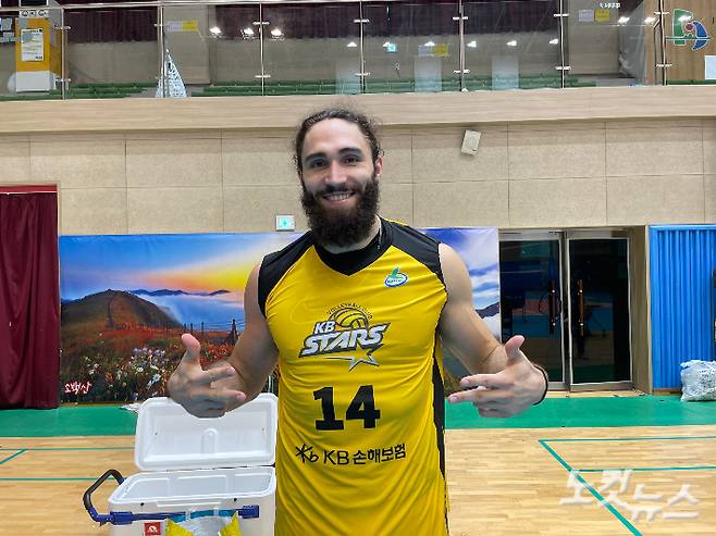 취재진과 인터뷰 중인 KB손해보험 외국인 선수 니콜라 멜라냑. 단양=김조휘 기자