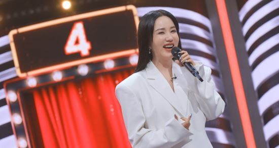 A bloody Battle begins to make Uhm Jung-hwa Furious.JTBCs Hidden Singer 7 (planned by Cho Seung-wook, directed by Jeon Soo-kyung) will be broadcast on the 30th, with all the stars of the 90s who worked with Uhm Jung-hwa gathering, and the talented people who frustrated them will appear and a cold wind will blow.The news of the appearance of Uhm Jung-hwa, who visited Hidden Singer 30 years after his debut, is causing a hot reaction.The main video lesson, the same age, Joon Park, and Koyota Kim Jong-min and Shinji, who boast a long relationship, are planning to double the fun of the icon Uhm Jung-hwa of the times.Especially, it emits the episode of the 90s music industry, stimulates the nostalgia of the viewers and gives pleasure.Kim Jong-min, who became very popular as a Poison V-man when he was a dancer of Uhm Jung-hwa, confesses that he wants to go back to that time, and summons memories by making an impromptu stage with Uhm Jung-hwa and Poison.Also, the expectation is on the scene of the reunion because Joon Park and Uhm Jung-hwa, who were in charge of rap feature of invitation for the first time on the air, are in the stage breathing.However, when the Battle begins in earnest, the atmosphere of the studio, which was cheerful, changes 180 degrees.Uhm Jung-hwa said, It is a good thing in the appearance of the best line of the music industry that continues the absurd reasoning, and as soon as he came out of the hidden stage, he shot at the entertainer judges including iKey.Even the family Yoon Hye-jin, who said, I came out to be right, said, What is it?So, Joon Park urgently requests SOS for The main video lesson, but The main video lesson also says, I do not like me either.I think I should wear a hearing aid when a menopause comes, he said, adding that he was in a hurry to make excuses, adding that Battles results, which exploded everyones cold sweat, are getting more curious.Photo = JTBC Hidden Singer 7
