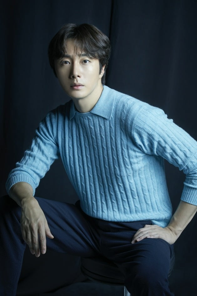 Actor Jung Il-woo, who played the role of Sun Woo in the ENA drama Good Job, announced that he was battling a brain aneurysm for 9 years.Jung Il-woo was diagnosed with a cerebral aneurysm in 2013, at the age of 27.Jung Il-woo, who was depressed, climbed the Santago route a month later and fell into the fun of walking.I thought I wanted to walk Santago before, I dont think anything about walking 40km a day, just the idea of dying.I loved the people I met there, the freedom, the comfort, and the time I spent alone living like a war with dozens of staff.I think it was the happiest time in my life. After the battle, life changed greatly. Jung Il-woo said, Before that time, I had a lot of impatience and a lot of negative thoughts, but I changed positive.I also learned what small happiness is. I realized that happiness does not come from a big place. Good Job, which ends on the 29th, is a hero-mantic investigative drama that is played by chaebol Monk Eun Sun Woo and ultra-visual power man Sarah (Kwon Yuririri Ri).I have been preparing and filming Good Job for a whole year. This work was a work that I felt as an actor.There were many shots and ad-libs as the bishop changed the scripts ambassadors and situations, like the director.I was doing a lot of work to make things that were not in the script, so I was more affectionate than any other work, and the chemistry between the actors was good.I think the luck will last a long time, he said.Jung Il-woo was a 12-part story, but it seems to have done 30 episodes in the sense of experience. There were many incidents while shooting.During the filming, the ankle ligament was cut off and the filming was stopped for three weeks. He was caught in Corona 19 just before shooting and was rested for about two weeks.I should have finished the film because the shooting was delayed, but I finished the shooting four days ago. I do not feel like it is over yet. When asked why he chose Good Job, Jung Il-woo said, I read the plan fun. I have never tried the genre.It seemed to be a work that can be seen pleasantly and comfortably as romance goes in here. What was bothering me was how to balance our drama because it was like a sitcom and a genre, he said. At the hospital scene, I ran to Kwon Yuririri Ri with baby ~, which was Adlib.I was worried that the character was not broken, but it seems to be the taste of our drama. It is a bit sick. Good Job is a sequel to Wooyoung Woo, a strange lawyer who ended with a highest audience rating of 17.5%.Jung Il-woo said, I was a positive response. The recognition of ENA channel has increased due to Wooyoungwoo, and the awareness of our drama has naturally increased.I think it is because of Wooyoungwoo. If it was not burdened, it would be a lie, but those things came to be positive, and now I did not think the channel was important.When I shot the work Bossam - steal the fate, I was worried that I did not see a lot of MBN drama around me, but the audience rating was close to 10%.I thought it did not matter where I broadcast it because I got word of mouth when I got out of the work well. I said, If the first goal is over 3%, I would not wish it. No matter how well the previous work comes out, the next work will not take over.I started with the idea of starting at zero, and I was over 3% and I was in the first place in the tree drama. I am so satisfied. Jung Il-woo followed Kwon Yuririri Ri and Bossam in succession.He said, It was much easier because it was the second time. In Bossam, there was no kissing god, so the director of Good Job prepared a lot of kissing gods in the field to shoot them beautifully.It was his idea to sit at a desk and then sit on his lap, but it seems to be well contained. Kwon Yuriririri is good at Reed.Kwon Yuriririri is positive and acting very active. He has a lot of ideas and greed. Of course there were worries, too: Jung Il-woo said: I was worried when the first coach recommended Kwon Yuriririri.I thought that the charm of Kwon Yuriririri was always enough in the character of Don Sarah.When I read the script, I felt that Sarah was much more attractive than Sun Woo at the beginning, so I actively told Kwon Yuriririri that I think you can do well.I want to say thank you for digesting so well and thank you for your hard work. However, some people say that they are dating for two consecutive works. Jung Il-woo emphasized that he is a good colleague and friend.Jung Il-woo also told me of his thirst for villains: I dont think its time to play the villain, but I think we should try to transform the image by playing the villain forty years ago.We have four years left, he said.Jung Il-woo, who has become 17 years old in his debut, said, I think it should have been more broken and hard in his twenties.I have been sick in my work, betrayed, hurt, and hardened, and there is always a regret that if I did more work, I would be a better actor.I am working without resting in my thirties, and I am acting because I think that it will be a better actor in my 40s. Asked about the remaining plans this year, Jung Il-woo said, There is a Japanese fan meeting tour all October. November has a movie release, so I think it will be busy until the end of the year.I personally want to walk or have time alone if I have time to spare. For a year of Good Job, the meaning of the work to me was Good Job. Time with everyone I was with was good.I think it will be a work that can be talked about for a long time as it is talking about the army regardless of the success of the work. 
