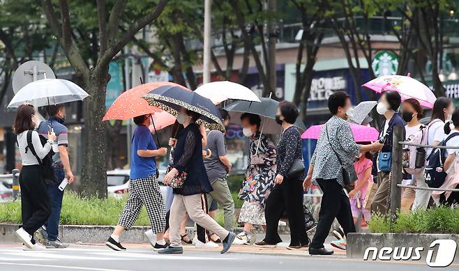 29일 오후 가을비가 내리는 대구 수성구 달구벌대로에서 우산을 쓴 시민들이 길을 건너고 있다. 2022.8.29/뉴스1 ⓒ News1 공정식 기자