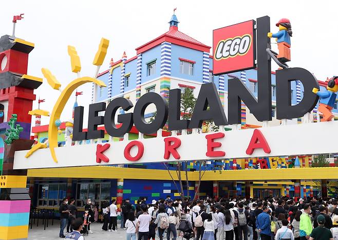 <YONHAP PHOTO-4920> 주말 입장객 붐비는 춘천 레고랜드 (춘천=연합뉴스) 양지웅 기자 = 8일 오전 강원 춘천시 레고랜드 코리아 리조트가 입장객들로 붐비고 있다. 2022.5.8 yangdoo@yna.co.kr/2022-05-08 11:28:00/ <저작권자 ⓒ 1980-2022 ㈜연합뉴스. 무단 전재 재배포 금지.>