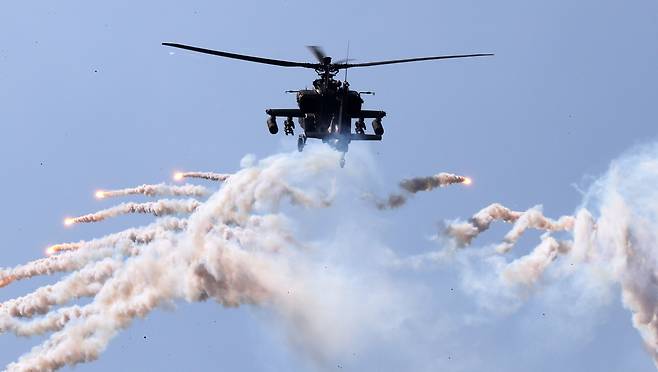 지난달 29일 충남 계룡대에서 열린 제74주년 국군의날 미디어데이 행사 중 육군 AH-64 아파치 헬기가 기동시범을 보이고 있다. /뉴스1