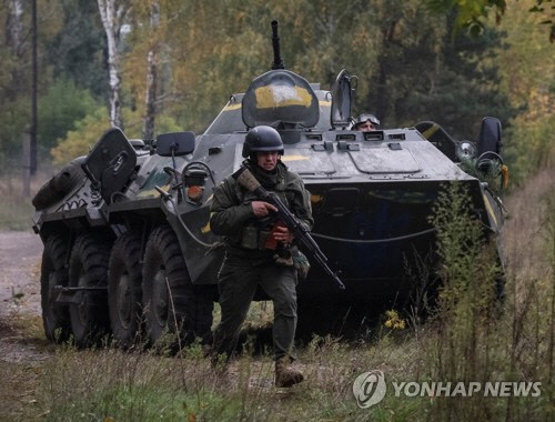 우크라이나 체르니히우에서 훈련 중인 우크라이나 군인들[로이터=연합뉴스 자료사진]
