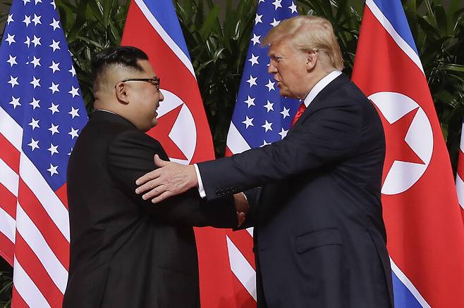2018년 6월 싱가포르 북-미 정상회담에서 김정은 북한 국무위원장(왼쪽)과 도널드 트럼프 미국 대통령이 인사를 나누고 있다. AP 연합뉴스