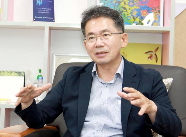 김진열 군위 군수는 “군위전통시장은 지역민들의 삶과 애환이 담긴 공간인 동시에 인근 대구와 구미 등 도시 지역민들에게는 가장 싱싱한 채소와 과일을 구매하고 지역 전통의 진미를 맛볼 수 있는 명소”라면서 “찾고 싶은 군위 다시 오고 싶은 군위를 만드는데 전통시장이 더 큰 역할을 하 룻 있도록 시장의 매력을 알리는데 더욱 노력하겠다”고 밝혔다. 김민규 기자