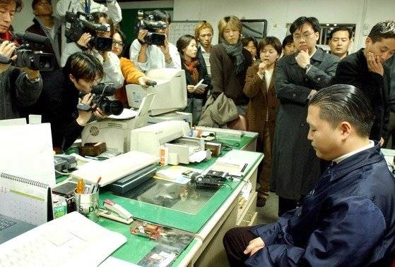 가수 싸이(박재상)가 대마초 흡연 혐의로 연행된 모습. 중앙포토