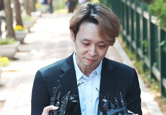 마약 투약 혐의로 구속기소된 가수 겸 배우 박유천이 1심에서 징역 10월에 집행유예 2년을 선고받고 2019년 7월2일 오전 경기도 수원시 팔달구 수원구치소를 나와 취재진 질문에 답하고 있다. 연합뉴스