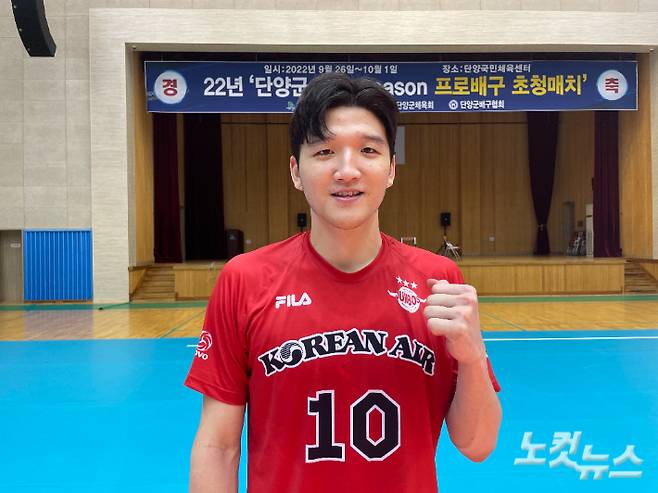 취재진과 인터뷰 중인 정지석. 단양=김조휘 기자