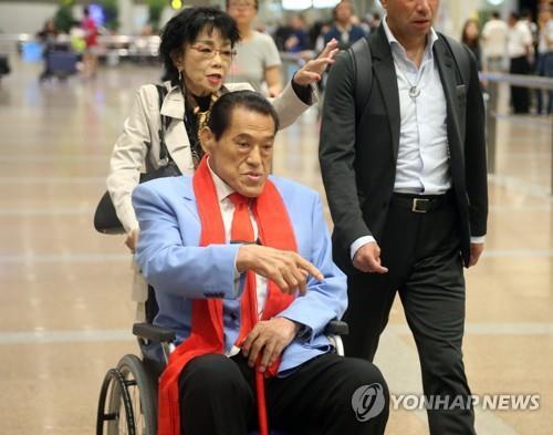 휠체어에 앉은 안토니오 이노키 [연합뉴스 자료사진]