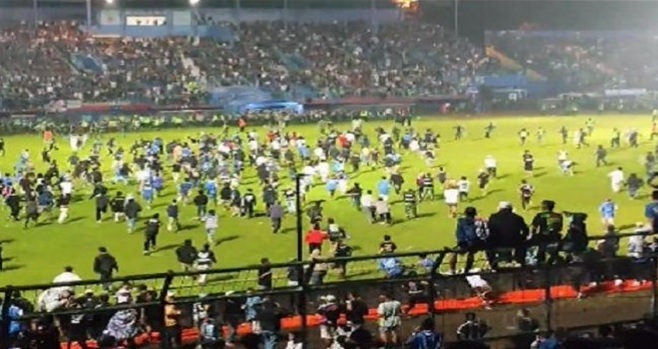 2일(현지시간) 인도네시아 축구 경기장에서 군중들이 난동을 부려 127명이 사망하고 180명이 부상했다( 트위터 갈무리)
