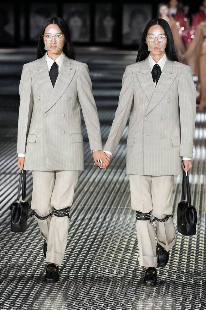쌍둥이 모델 김다슬, 김다솔이 지난 23일 밀라노에서 열린 2023 S/S 구찌 트윈스버그 패션쇼 런웨이에 올랐다. /케이플러스