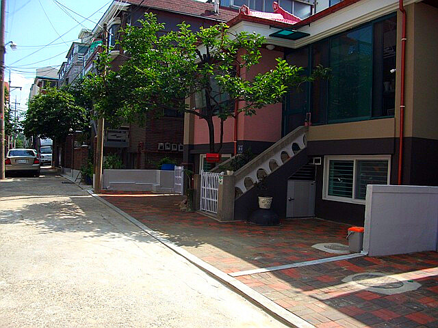 서울 양천구 한 주택 담장을 허물고 주차장을 만든 ‘그린 파킹’ 사업 현장. 양천구 제공