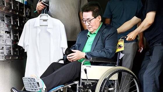 박지원 전 국가정보원장이 8월 16일 오전 검찰의 압수수색을 마치고 여의도 자택을 나서고 있다. '서해 공무원 피격 사건' 기록 삭제?조작 의혹 등을 수사 중인 검찰은 이날 박 전 원장과 서욱 전 국방부 장관의 자택을 압수수색했다. 연합뉴스