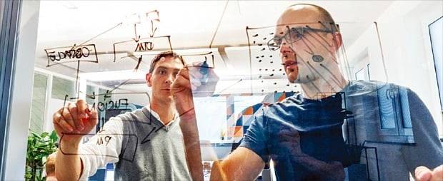 < 아마존 ‘인공지능 연구센터’ > 세계적 빅테크들이 유망 인재 풀을 확보하기 위해 일반인 대상 인공지능(AI) 교육과 자격시험 사업에 적극 나서고 있다. 독일 튀빙겐에 있는 아마존연구소 직원들이 머신러닝 알고리즘에 대해 의견을 나누고 있다. 아마존 홈페이지