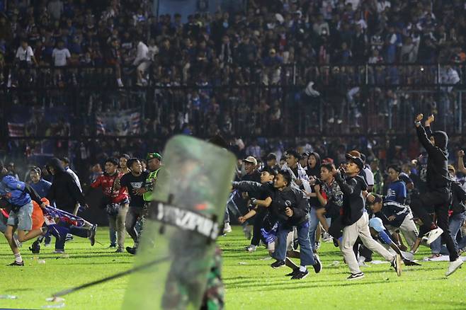1일(현지시간) 인도네시아 말랑 리젠시의 축구 경기장에서 흥분한 관중들이 경기장에 난입하고 있다. AP연합뉴스
