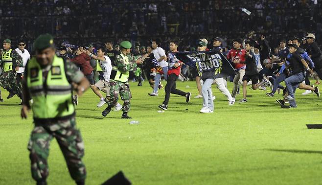 아수라장 된 경기장 인도네시아 동부 자바주 말랑 리젠시에서 1일(현지시간) 열린 축구 경기에서 홈팀인 ‘아르마FC’가 패배하자 흥분한 팬들이 경기장으로 뛰어들고 있다. 말랑 | EPA연합뉴스