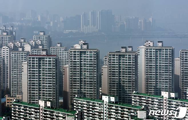 (서울=뉴스1) 이동해 기자 = 아파트값이 지역을 가리지 않고 10년 만에 가장 큰 폭으로 떨어졌다. 한국부동산원이 29일 발표한 '9월4주(26일 기준) 주간 아파트가격 동향'에 따르면 이번주 전국 아파트값 변동률은 지난주(-0.19%)보다 낙폭이 커진 -0.20%를 기록하며 21주째 내림세를 보였다. 이는 부동산원이 통계 작성을 시작한 2012년 5월 이후 최대폭이다.. 부동산원은 금리 인상 기조가 당분간 지속될 것이라는 시장의 우려가 확대되고 있는 가운데 주요 단지 위주의 매물 가격이 하향 조정되고 급매물 위주의 간헐적인 하락 거래가 발생하고 있다고 전했다. 사진은 29일 서울 도심 아파트 단지의 모습. 2022.9.29/뉴스1 Copyright (C) 뉴스1. All rights reserved. 무단 전재 및 재배포 금지.