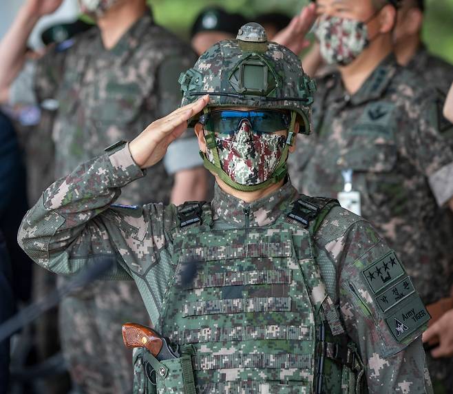 전력지원체계의 대표격인 개인전투장비 개선 프로젝트 '워리어 플랫폼' 장비를 착용한 박정환 육군참모총장. 육군 제공