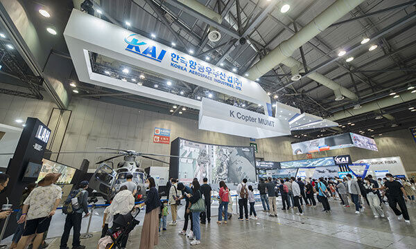 지난달 21일 경기 킨텍스에서 열린 대한민국 방위산업전(DX KOREA 2022)에 설치된 KAI 부스를 관람객들이 살펴보고 있다. DX KOREA 조직위원회 제공