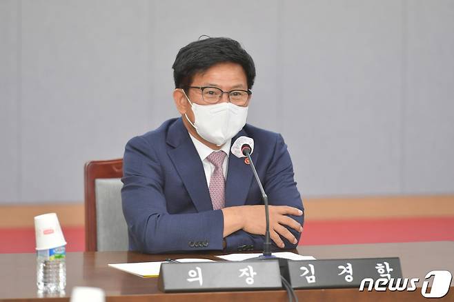 김경학 제주도의회 의장이 25일 도의회 대회의실에서 열린 송재호 국회의원(더불어민주당·제주시 갑)과의 제주특별법 제도개선 관련 간담회에서 발언하고 있다.(제주도의회 제공)2022.8.25/뉴스1 ⓒ News1 홍수영 기자