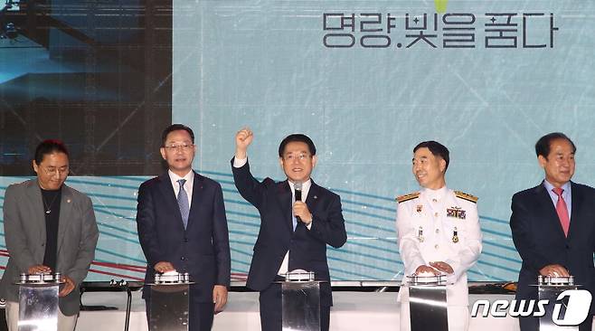 김영록 전라남도지사가 지난달 30일 오후 ‘2022 울돌목 페스타 명량, 빛을 품다’란 주제로 진도 녹진관광지 및 해남 우수영관광지에서 열린 ‘2022 명량대첩축제’ 개막 퍼포먼스에서 출정식 출정명령을 내리고 있다.(전남도 제공) 2022.10.3/뉴스1 ⓒ News1